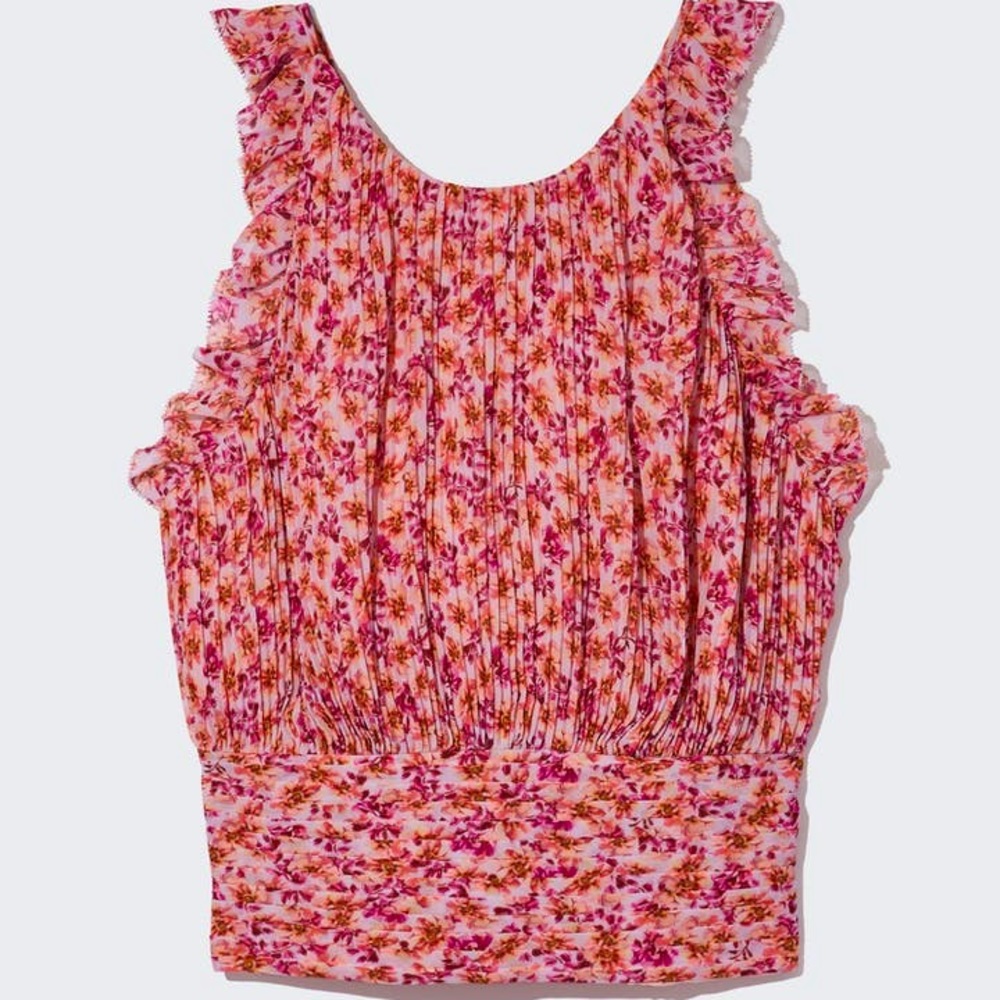 AMUR Caelynn Pleated Chiffon Top Roundneck
Sleeveless Pleated bodice shirring